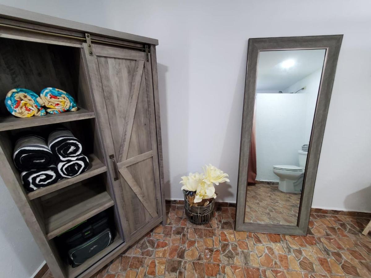 Aguadilla Breeze Apt In Gated Complex 8 Minute Walk To Crashboat Beach Buitenkant foto